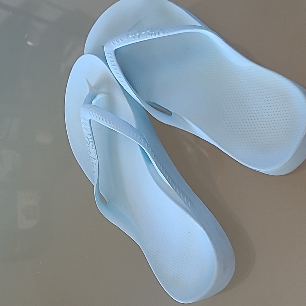 Archie's flip flops size 6